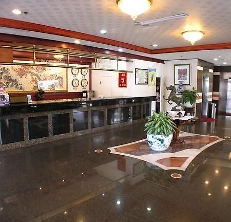 Fortune Hotel Tainan Exteriör bild